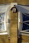 Detail trappenhuisraam, met herstelde ornamenten en waterafvoer.
              <br/>
              Gert-Jan Lobbes, 2020